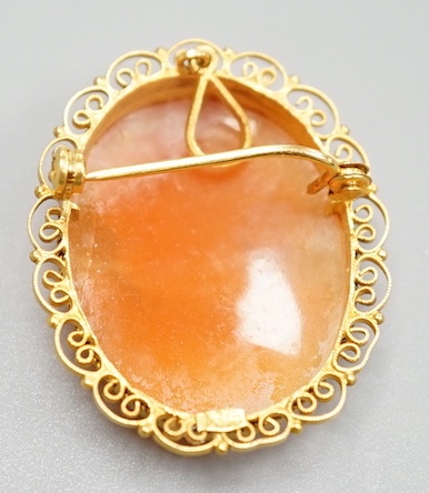 A modern 14k yellow metal mounted oval cameo pendant brooch, 30mm, gross weight 3.8 grams.